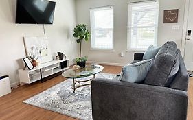 2 Bed 2 Bath Modern Farmhouse In Old Town Spring
